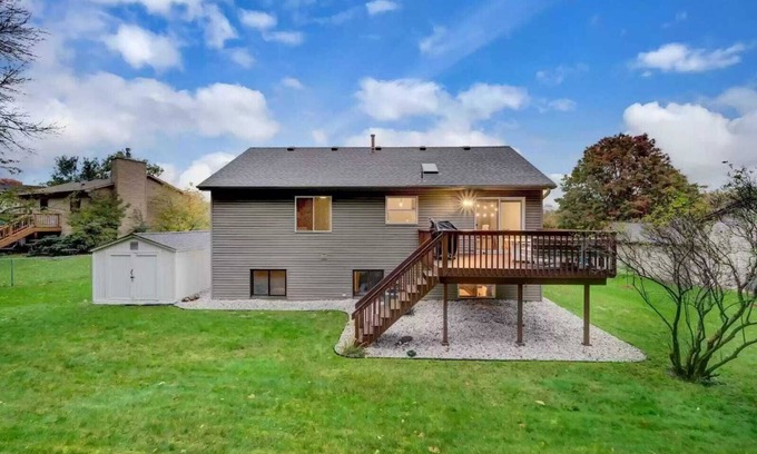 Eagan House | Quiet neighborhood near MOA, MSP & MNZoo. 5mins from Skate Park & Lebanon Hills.