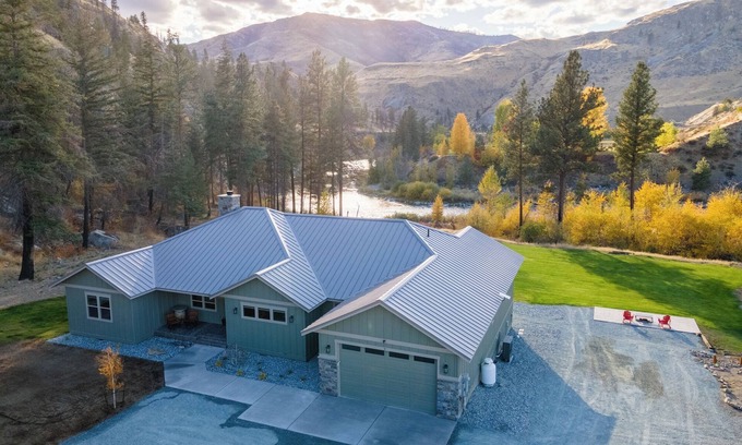 Pateros House | Quiet New Home on Methow River secluded! Near Golf, Trails and Winery’s