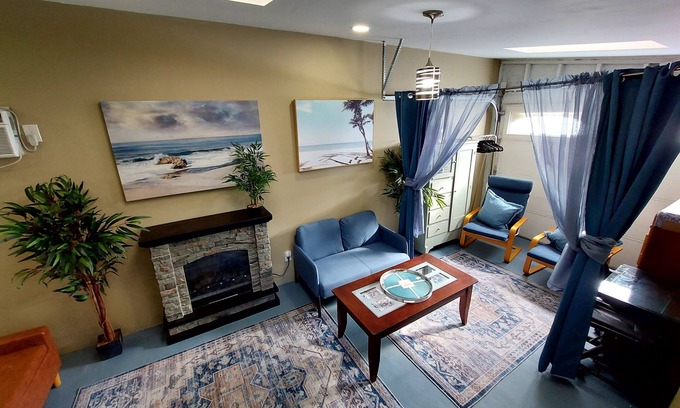 Mid City Apartment | Quiet Oasis in Los Angeles Close to All