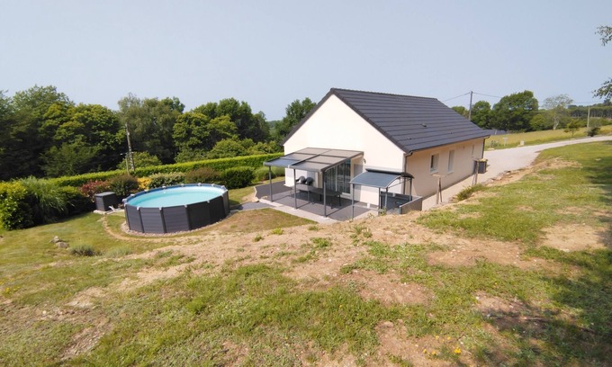 Beynat House | Quiet one-storey house near honey lake