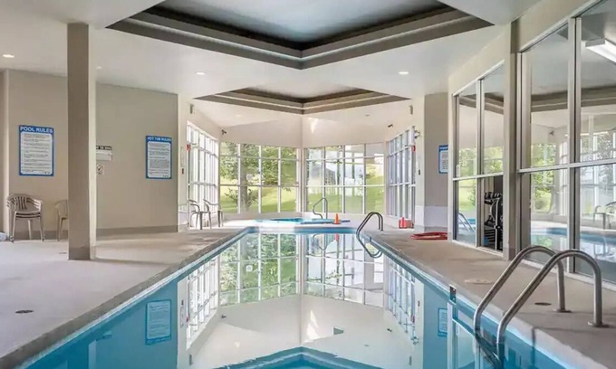 Coach Hill Condo | Quiet Penthouse Chalet w/ Pool, Spa & Gym. Easy Access To Downtown & Mountains.