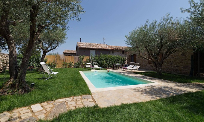 Pievefavera House | Quiet property set in a genuine context between nature and culture.