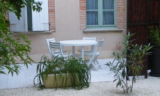 Beaumont-de-Lomagne Apartment | Quiet, restful gîte in town. Everything is less than 500m away on foot!