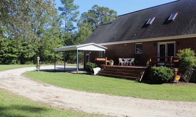Chocowinity House | Quiet Retreat Outside Greenville: "Las Flores"