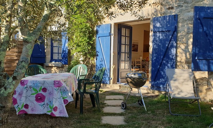 Surzur Cottage | Quiet, single-storey gîte in renovated 18th-century farmhouse.
