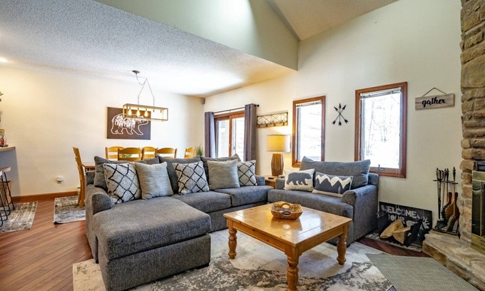 Davis House | Quiet Snow - 72 Lower LanennQuiet Snow - Fireplace, Hot Tub, Gas Grill, Short Drive to two State Parks and two Ski Areas