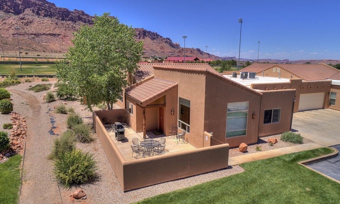 Moab South Valley House | Quiet & Spacious Rim Village Townhome, Views, 2 King Beds, Community Pool/Spa