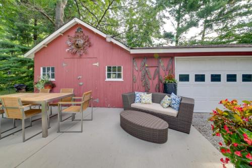 St. Charles House | Quiet St Charles Cottage with Patio and 4 Acres