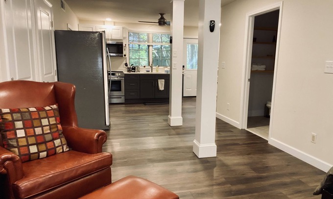 Beverly Hills House | Quiet studio with full kitchen in Beverly Hills neighborhood 5 min from the pkwy