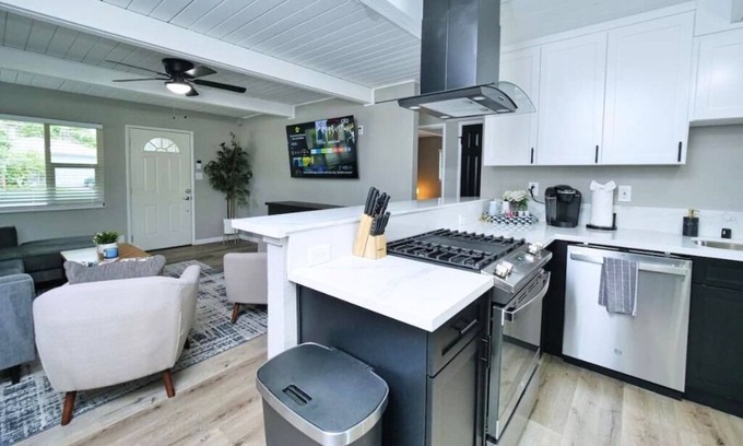 Vallejo House | Quiet Vallejo Home with Hot-Tub + Firepit