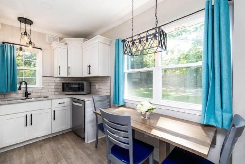High Point House | Quietude Place, Stylish 2 Bedroom House with Full Kitchen