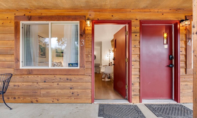 Quilcene Apartment | Quilcene ground-floor studio with mountain views & fast WiFi - dog-friendly
