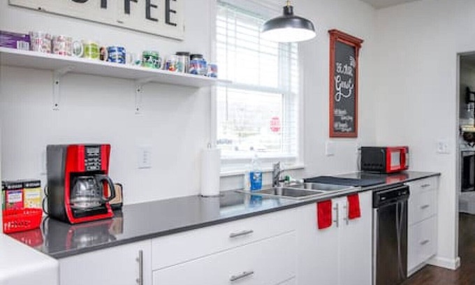 Baker City House | Quinn's Cottage, Downtown! Cozy Downtown Home! Sleeps 6, Local Golfing 50% Off!