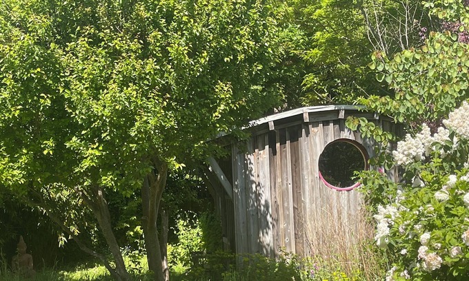 Plumpton Green Cabin | Quirky Self-contained Garden Hut in National Park. Plant-based Meals Service.
