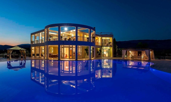 Nafplion City Centre Villa | R 1468 Paralia Villa with Jacuzzi, Infinity pool & Complimentary bottle of wine upon arrival.
