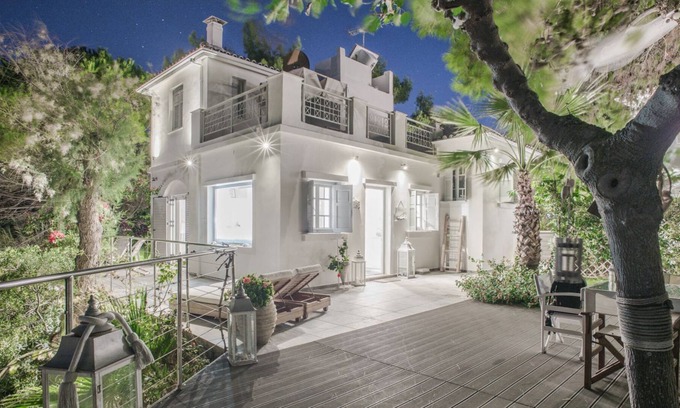 Amoudi Villa | R 958 Villa Christopher with Garden View, Sea view & Veranda.
