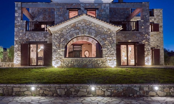 Kalpaki Villa | R 993 Villa with 2 Jacuzzi,Mountain view & Garden view.