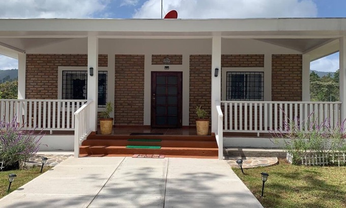Siguatepeque House | R&R Casa grande de la Colina House on the Hill