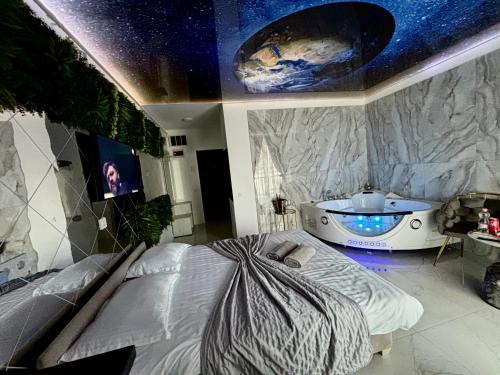 Baia Mare Apartment | R U B I room by 50 shades