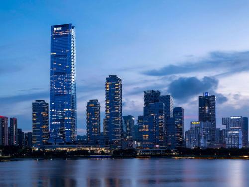 Nanshan Hotel | Raffles Shenzhen, Situated in the heart of One Shenzhen Bay, Book Now to Enjoy Free Minibar and Happy Hour Privileges at Long Bar on 71F