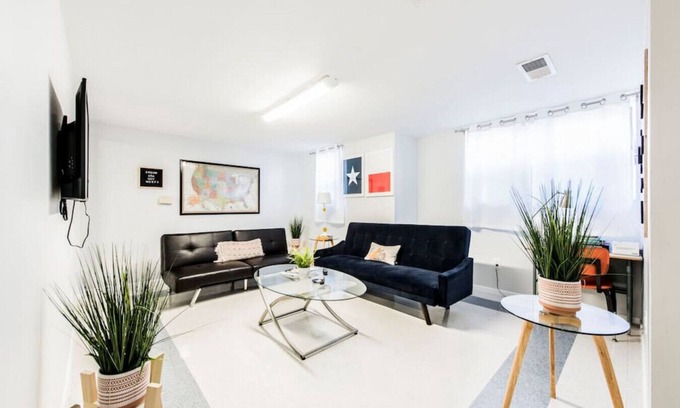 South Overton House | Raider Hideaway 2BR/1BA One Block From Tech