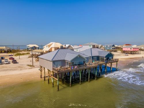 Dauphin Island House | Rainbows End - GULF FRONT! Enjoy the sun on your shoulders while you laze on the deck, home