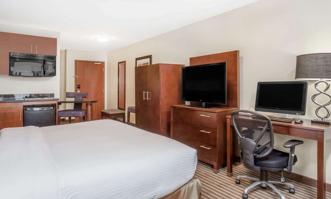 Carlyle Apartment | Ramada by Wyndham Carlyle