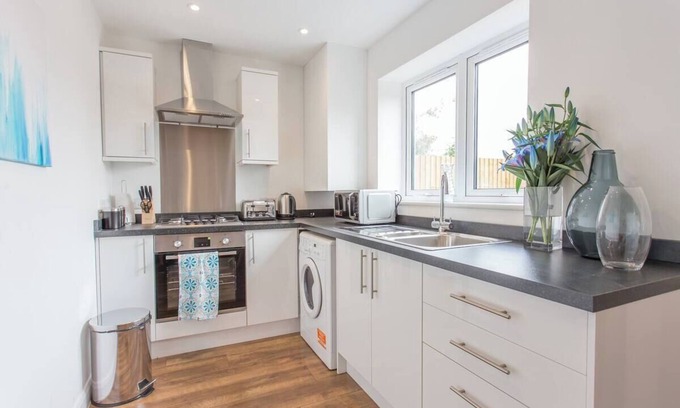 Cowley Apartment | Rana Ct 1 (Morris Suite) | 2 Bed Ground Floor Apt.