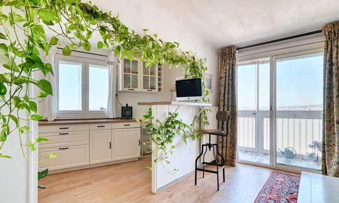 Saint-Charles Apartment | RANQUE-Appartement Moderne avec Loggia et Vue à Ma