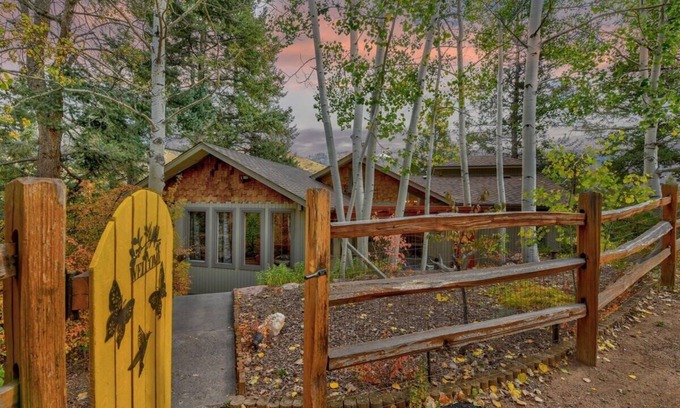 Cascade-Chipita Park Cabin | Raven's Nest - pet friendly, hot tub, enchanted