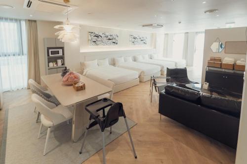 Sogong-dong Apartment | Ravenna-pickup service 1 minute from deoksugung Palace 5 minutes from cheonggyecheon 10 minutes from namdaemun kids welcome free luggage storage