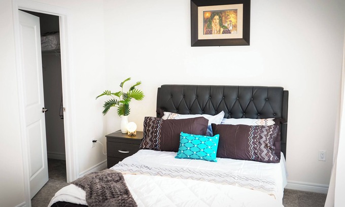 Brampton House | Ravine lot Luxurious 3 plus 1 bedrooms sleeps 8 to 10, townhouse in Brampton ON