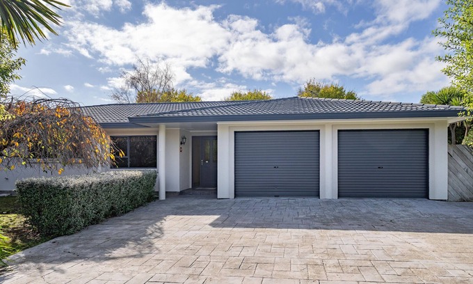 Greytown House | Ray's Retreat | Large Private Fenced Garden | Patio | Sleeps 9 | SKY | Wi-fi