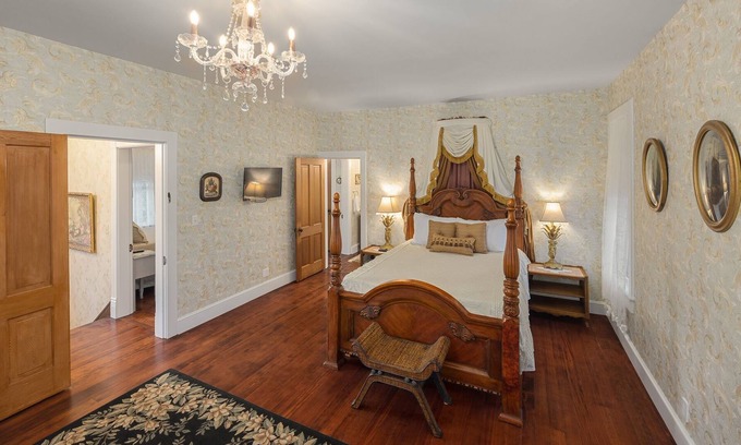 Tillamook Apartment | READ DESCRIPTION-TWO ROOM SUITE ONLY-1890s Victorian-Tillamook-Goodspeed House