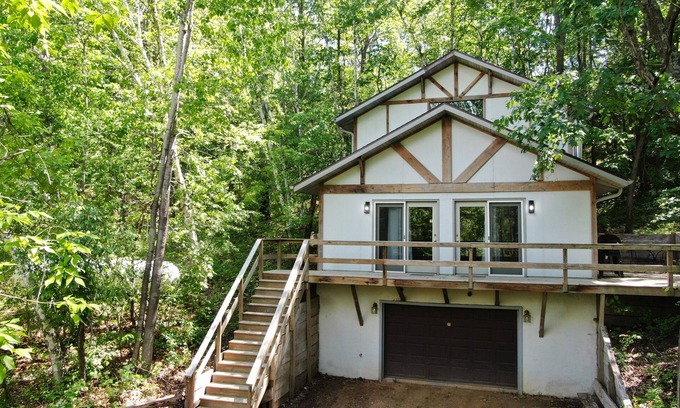 Norwalk Cabin | Ready to become a real love bird? Beautiful cabin to wake up hearing song birds