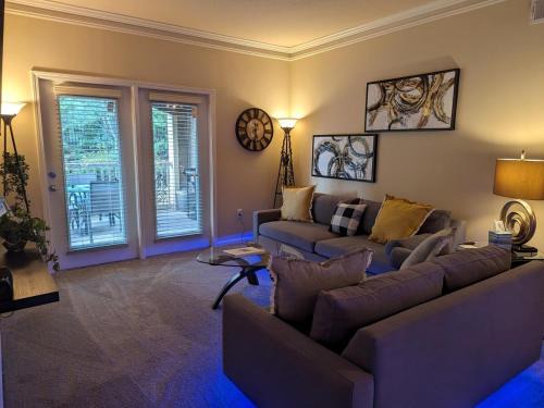 Executive Park Apartment | Ready to Stay & Play! End of Summer get-a-way "Book 4 days get 5th day FREE"