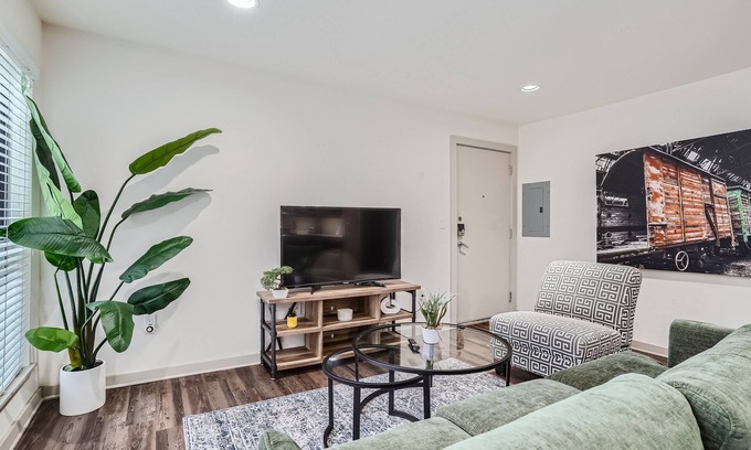Turtle Creek Apartment | Reagan 104: Comfort & Class in Prime Location