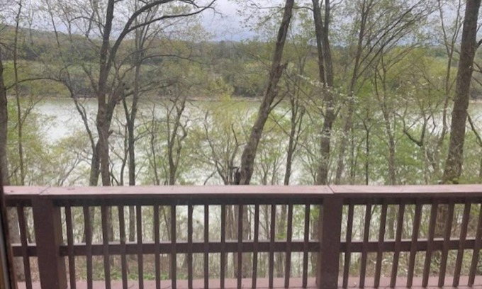 Bronston Cabin | Real Log Cabin with lake view and minutes from 3 plus boat ramps!