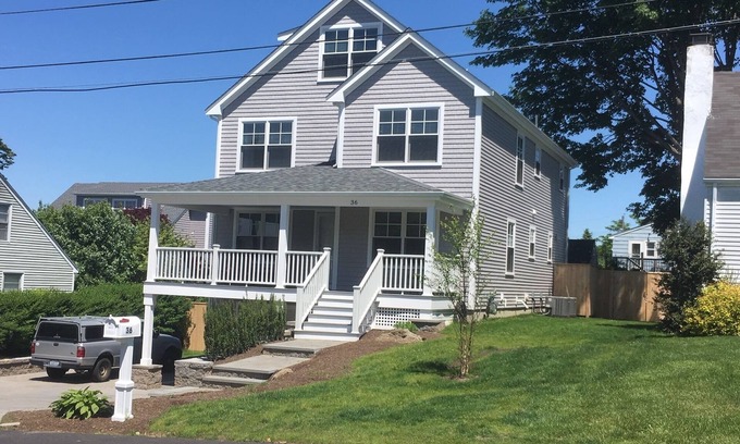 Newport East House | Recent Construction, Fire Pit, Kayaks, Close to Town, and Beach. Easton’s Point.