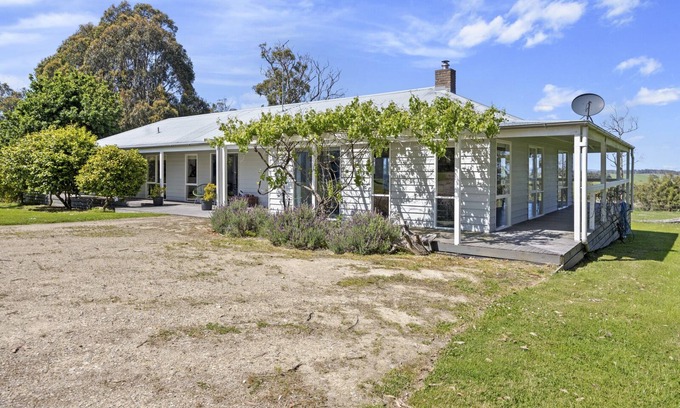 Buffalo House | Reconnect with nature in a private bushland settingn