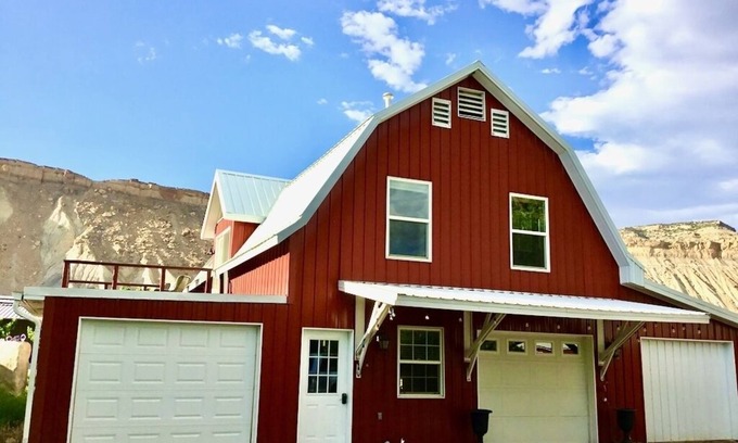 Palisade Apartment | Red Barn Guesthouse with Birdseye View of the Bookcliffs