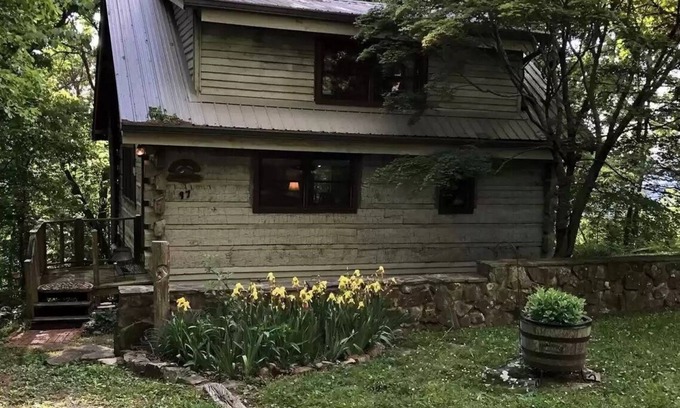 Mentone Cabin | Red Bird Roost - Cozy log cabin on the Brow steps to downtown and Brow Park