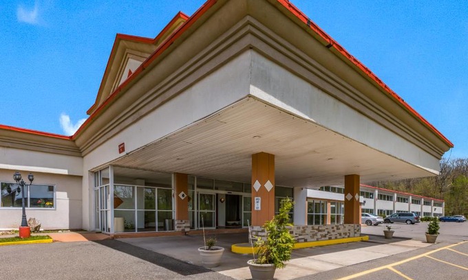 Harleigh Hotel | Red Carpet Inn & Suites