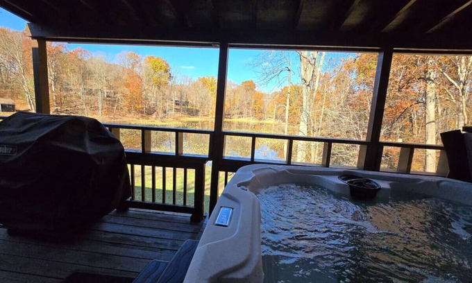 Streetsboro Cabin | Red Fox Run At Heron Hill Retreat Hot Tub on Lake!