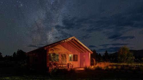 Twizel House | Red Hut - touch of luxury - Twizel