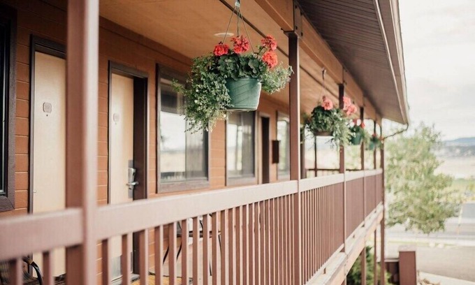 Tropic Hotel | Red Ledges