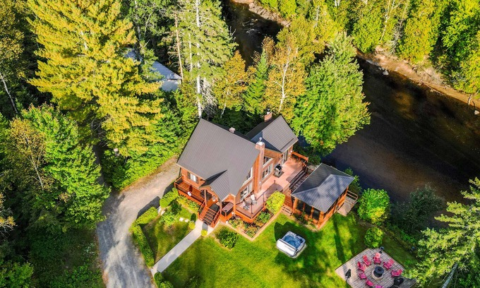 Mauricie Ski Chalet | Red Pines Lodge | Spa | BBQ | Riverside