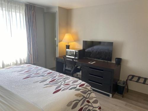 Ross Township Hotel | Red Roof Inn Pittsburgh - McKnight Rd