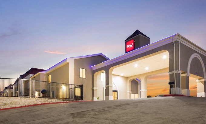 Manor Hotel | Red Roof Inn & Suites Austin East - Manor