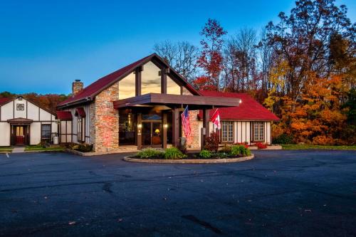 Milnesville Hotel | Red Roof Inn & Suites Hazleton